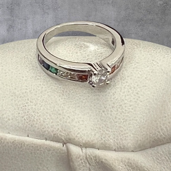 Silver .925 solitaire ring with multi color CZ on each size, stamped - Picture 3 of 7